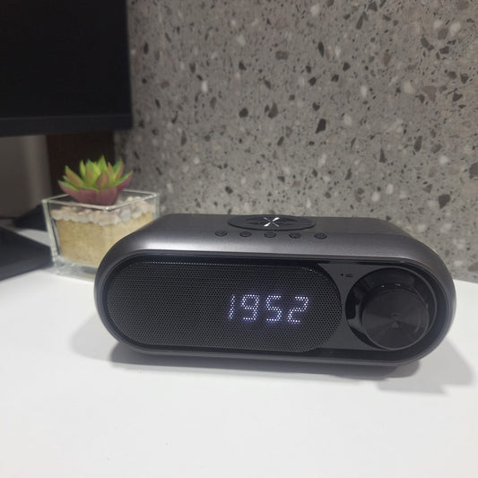 Parlante Radio con Carga Inalámbrica y Reloj LED