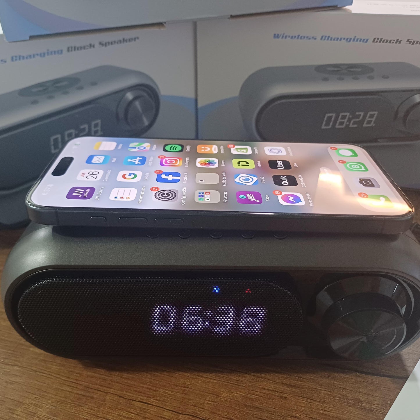 Parlante Radio con Carga Inalámbrica y Reloj LED